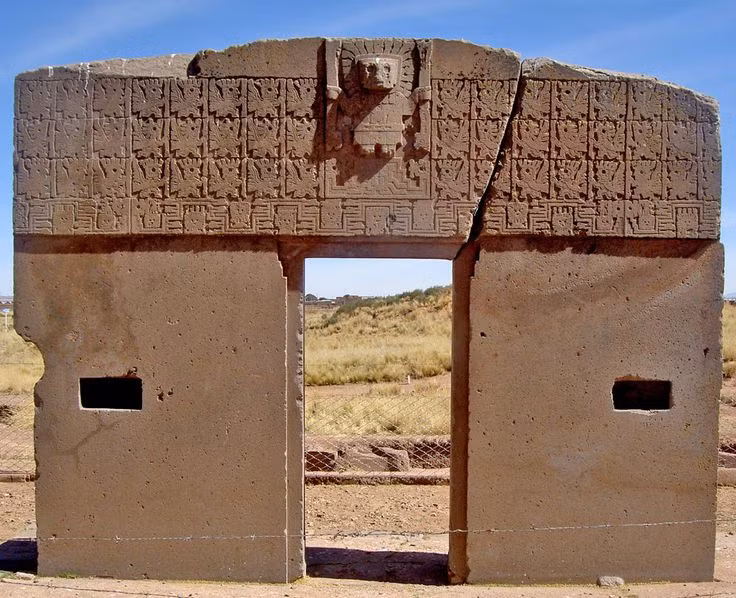  Cổng Mặt Trời là công trình nổi bật nhất tại đây. Monolith đá bazan khổng lồ mang tên “Cổng Mặt Trời” chạm khắc hình thần Viracocha – vị thần sáng tạo của người Andes, cùng các biểu tượng thiên văn đầy bí ẩn. Ảnh: Pinterest.