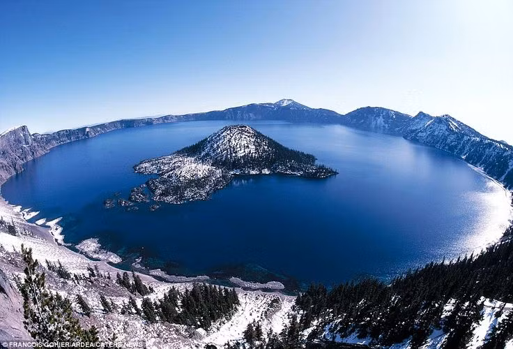  7. Hồ Crater từng được dùng để huấn luyện phi công trong Thế chiến II. Không quân Mỹ từng chọn khu vực quanh hồ làm nơi luyện tập bay vì địa hình đặc biệt, đồng thời giúp binh lính rèn luyện khả năng điều hướng ở vùng núi. Ảnh: Pinterest.