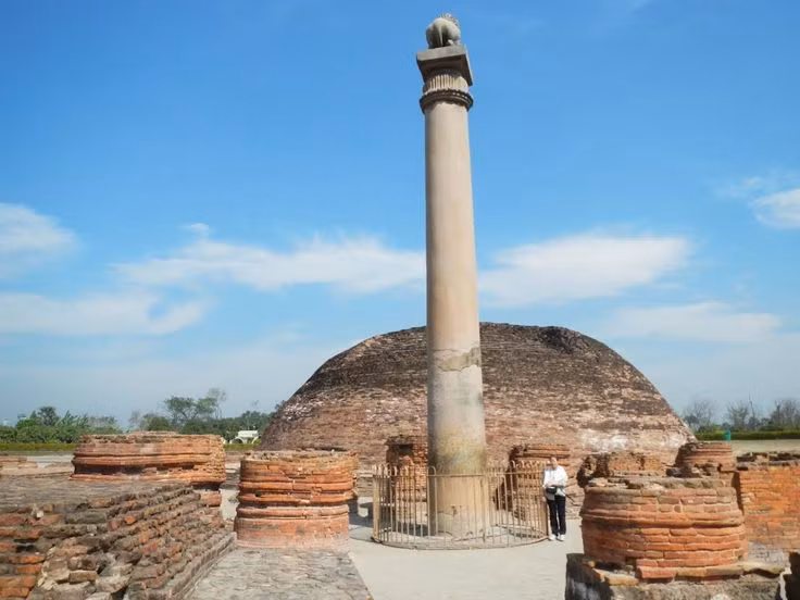  5. Trên cột khắc các sắc lệnh của vua Asoka. Các sắc lệnh này thường xoay quanh đạo đức, lòng khoan dung, sự từ bi, bảo vệ động vật và khuyến khích lối sống theo giáo lý Phật giáo. Ảnh: Pinterest.