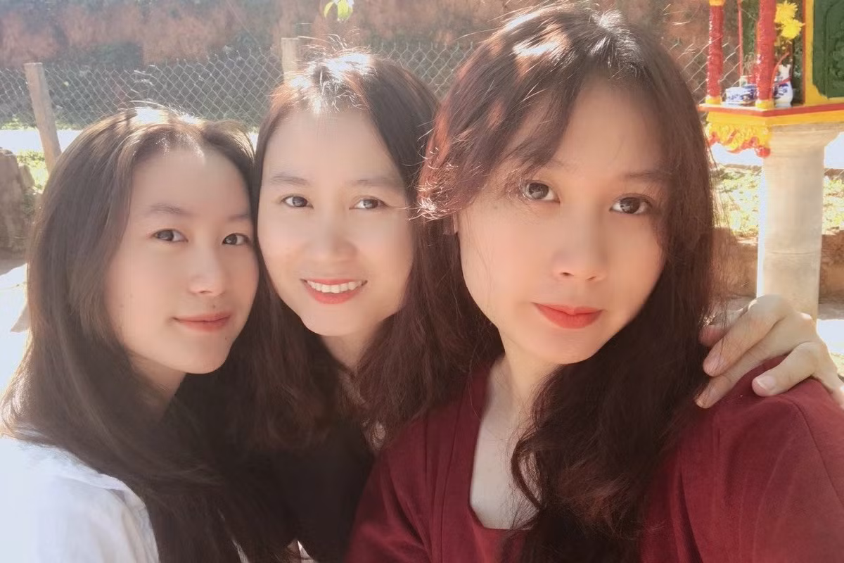 Cuối tháng 7, 3 chị em Trần Thị Tú Linh, Trần Thị Huyền Trang (đều tốt nghiệp ĐH Y Dược Huế) và Trần Thị Thanh Tuyền (sinh viên năm nhất Khoa Răng - Hàm - Mặt, ĐH Văn Lang) cũng cùng lên tuyến đầu chống dịch tại TP.HCM. Đều theo học ngành Y, được đào tạo bài bản nên cả 3 cảm thấy đó là trách nhiệm của bản thân. “Sức lực mỗi người có hạn nhưng khi cả tập thể, cộng đồng cùng đồng lòng, đồng sức, mình tin cả nước sẽ sớm vượt qua đại dịch”, chị cả Tú Linh nói với Zing. Ảnh: NVCC.