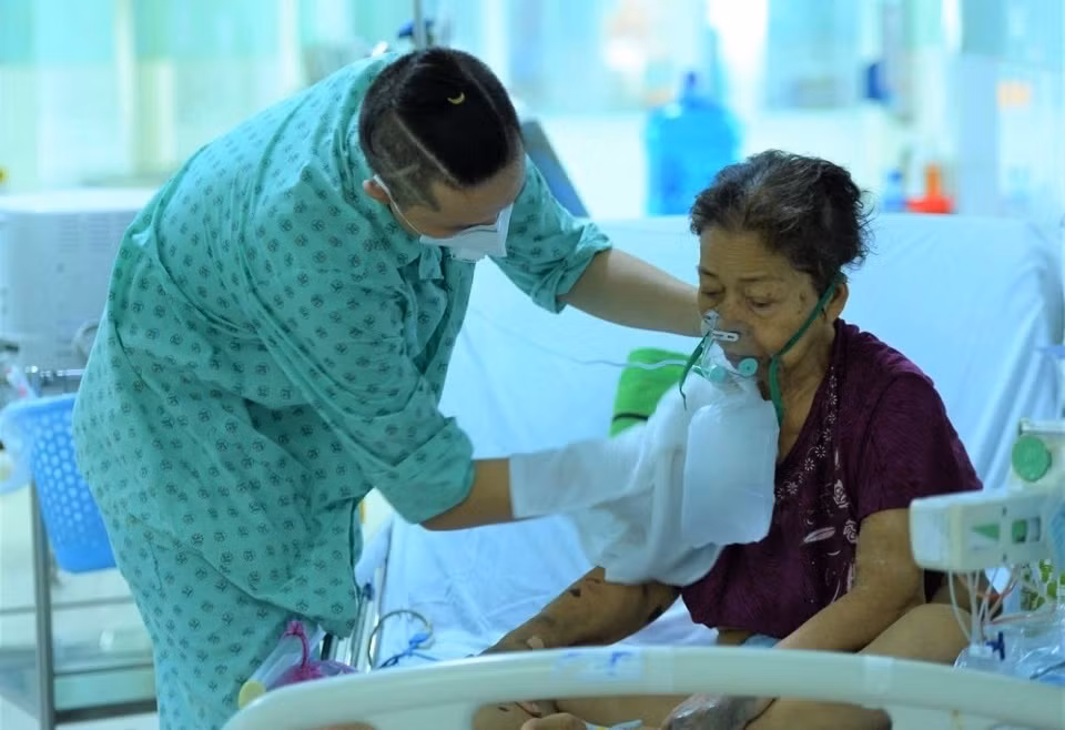 Trong khi điều trị Covid-19 tại khoa Nhiễm 1, Bệnh viện dã chiến Củ Chi (TP.HCM), Hà Ngọc Trường (28 tuổi) tình nguyện trở thành “điều dưỡng” đặc biệt, giúp đỡ những bệnh nhân xung quanh ăn uống, vệ sinh và gội đầu. “Khoa tôi có bệnh nhân phải chạy thận, nhiều người khác lại liệt chân hoặc già yếu không thể tự chăm sóc mình. Trong khi đó các anh chị nhân viên y tế phải làm quá nhiều việc, tôi muốn góp sức để hỗ trợ mọi người”, anh nói với Zing. Ngoài thời gian làm “điều dưỡng”, Trường còn tranh thủ lau chùi, quét dọn vệ sinh tại phòng bệnh, đôi khi cùng các nhân viên y tế đón F0 nhập viện. Trước đó, gia đình chàng trai có 5 người đều mắc Covid-19. Anh coi việc làm của mình để trả ơn lực lượng y tế. Ảnh: Nguyễn Á.