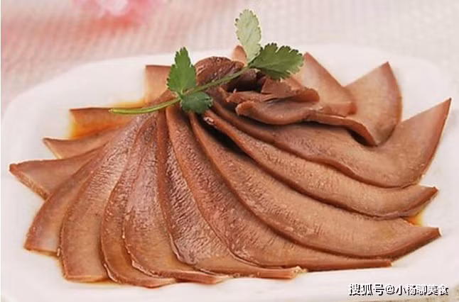 Tuy nhiên, cần lưu ý rằng lưỡi lợn có chứa hàm lượng cholesterol cao, vì vậy không nên ăn quá nhiều thực phẩm này vì sẽ dễ gây các bệnh về tim mạch và bệnh gút.