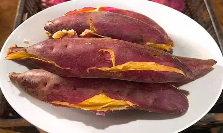 Theo nghiên cứu, một củ khoai lang sẽ chứa khoảng 2,6 gram tinh bột (chỉ bằng một nửa lượng tinh bột có trong khoai tây và 1/3 tinh bột có trong cơm trắng); 3,9g chất xơ, 18,443 IU vitamin A, 3mg vitamin C, 0.3mg vitamin B6, 438mg kali, 32mg magie, 39mg canxi... Đặc biệt, khoai lang gần như không chứa chất béo. Vì vậy, khoai lang là thực phẩm phù hợp cho những phụ nữ đang muốn giảm cân.