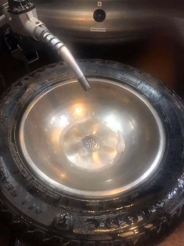 Lấy hẳn lốp xe làm bồn rửa tay.