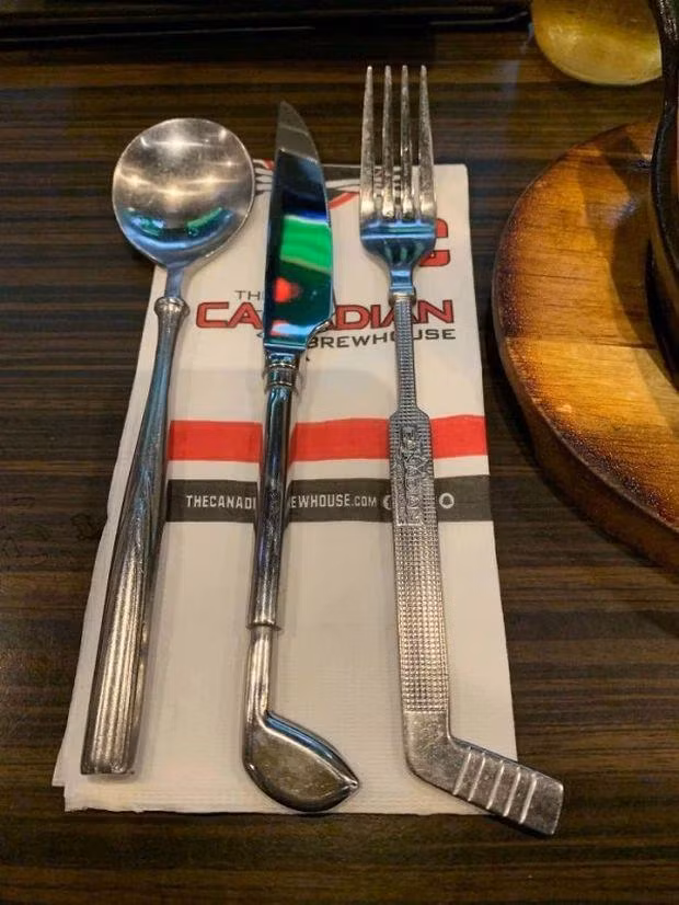 Có vẻ chủ nhà hàng rất thích chơi golf.