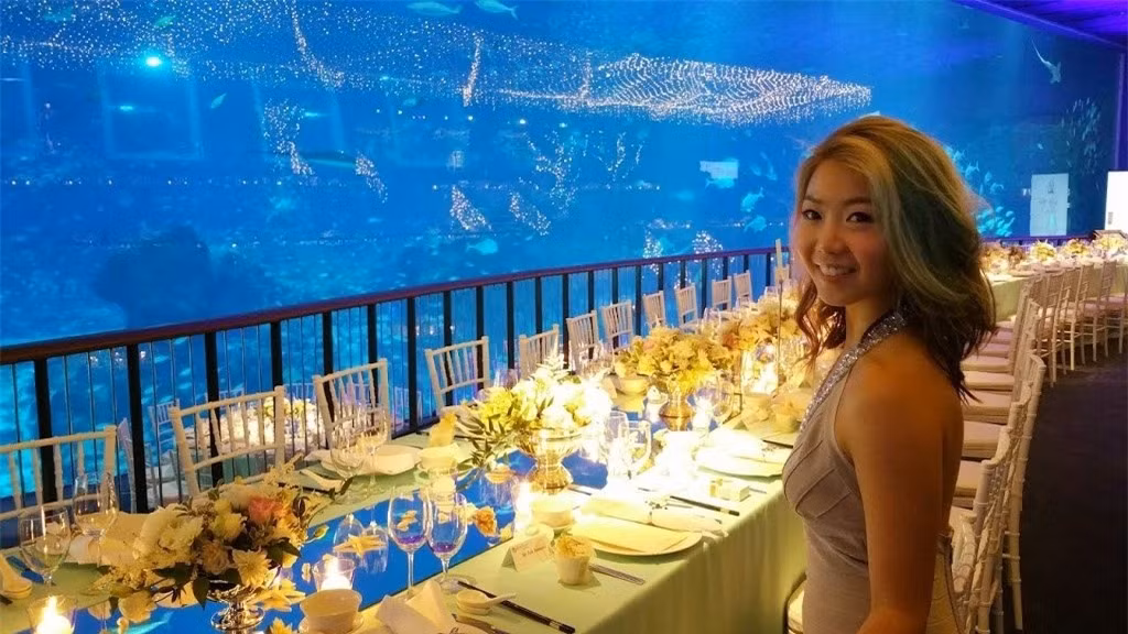 Đặc biệt sau chuyến tham quan, bạn còn có thể nghỉ ngơi và thưởng thức bữa tối tuyệt vời tại Nhà hàng Đại Dương tại thủy cung SEA. Các món ăn được nấu bởi đầu bếp Michelin nổi tiếng - Cat Cora. Ngắm nhìn đàn cá tung tăng bơi lội cùng gia đình thưởng thức bữa ăn ngon sẽ là một trong những trải nghiệm không thể bỏ qua trong đời. Tất cả những điều đó hứa hẹn sẽ mang đến cho bạn nhiều khoảnh khắc khó quên. Nhà hàng Ocean tại SEA Aquarium mở cửa hàng ngày, phục vụ bữa trưa từ 11:30 - 14:30 và bữa tối từ 18:00 - 22:30. Làm thế nào để đến SEA Aquarium