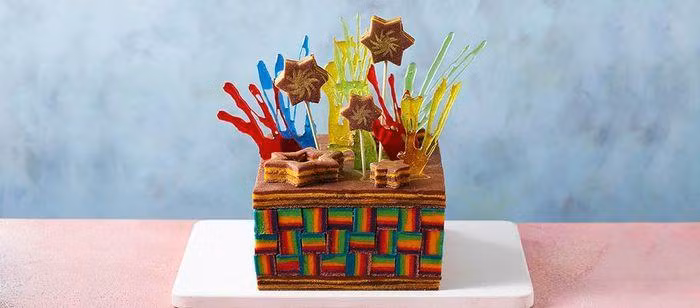 Kek lapis Sarawak có giá khá đắt, có thể lên đến 59 USD cho một chiếc. Trước đây, bánh thường được làm vào các dịp lễ như Gawai Dayak hay Hari Raya. Ngày nay, kek lapis Sarawak được bán quanh năm, cho sinh nhật, đám cưới...