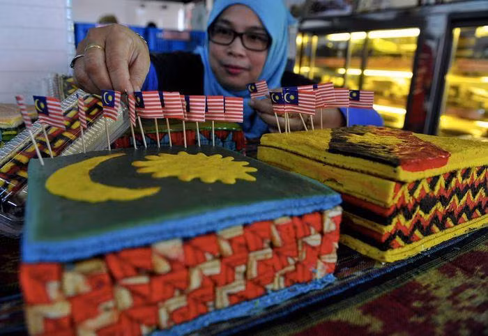 Đó mới chỉ là một nửa quá trình. Kek lapis Sarawak đặc biệt vì đầu bếp phải cắt chúng thật tỉ mỉ, và ghép lại bằng mứt hoặc sữa đặc. Kết quả cuối cùng là những lát bánh có màu sắc và họa tiết tuyệt đẹp khi cắt