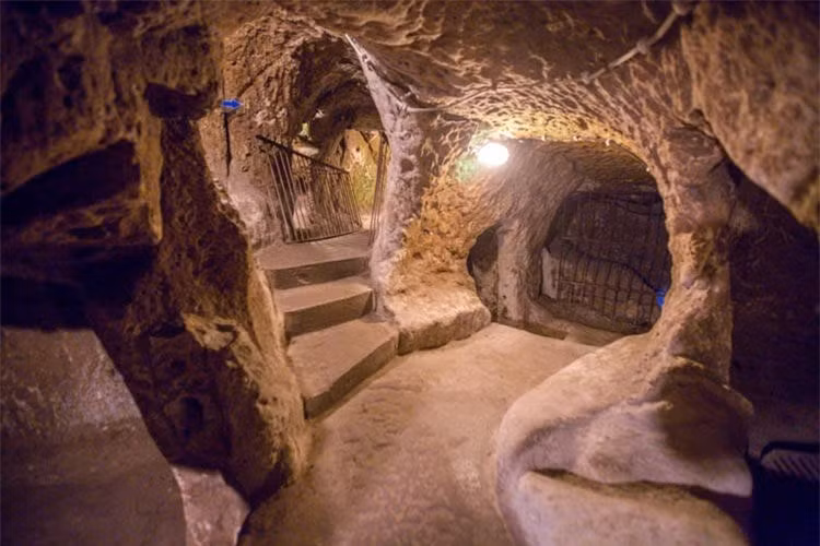 Dù rộng 600m2 nhưng trang web du lịch Cappadocia nói rằng nó có thể mở rộng tới hơn 2.000 m2. Trong các cuộc xâm lược hoặc thời gian đàn áp tôn giáo, người Cappadocia, vốn là một bộ phận của dân tộc thiểu số Cơ đốc giáo đã chạy trốn vào các đường hầm để được an toàn.