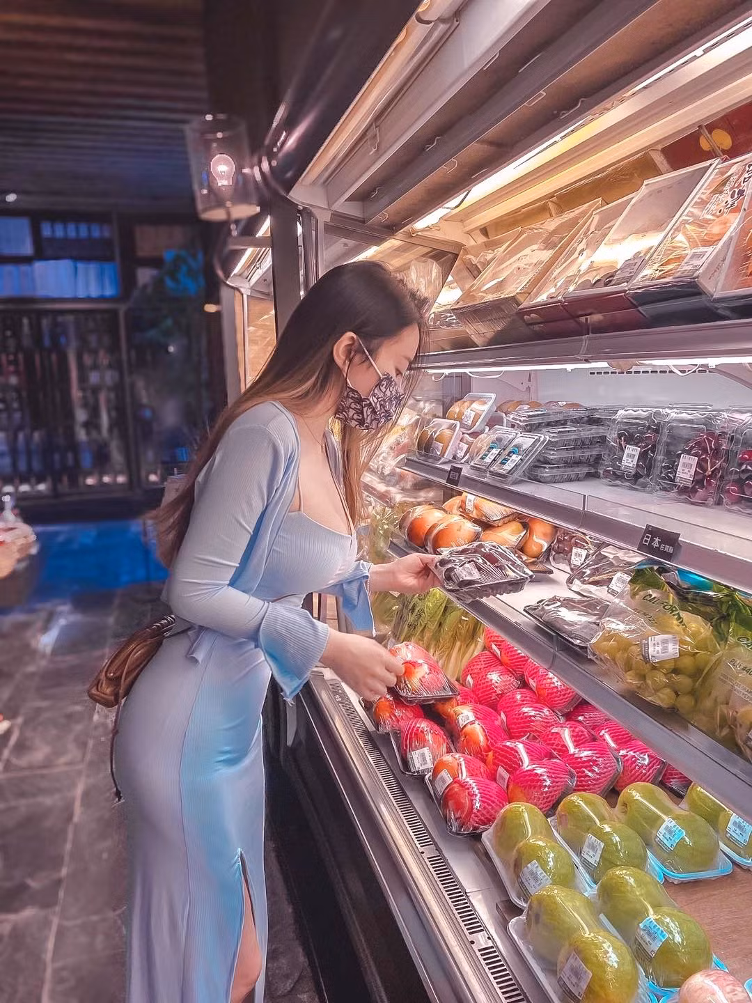 Hình ảnh người đẹp Đài Loan mặc kiểu đồ tôn dáng tới siêu thị này đang nhận được gần 5000 lượt yêu thích trên Facebook. Cô diện thiết kế màu xanh pastel, chiếc váy dáng dài nhưng không dìm hình thể vì bó sát lại có thêm chi tiết xẻ đùi. Để trang phục thêm phần kín đáo, người đẹp có khoác một chiếc áo kiểu croptop. Lựa chọn trang phục của cô được nhận xét là khá thu hút. 