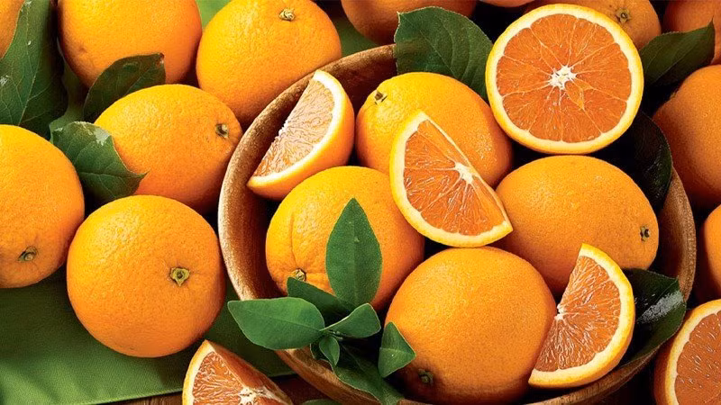 br/> 1. Trái cây họ cam quýt: Các loại trái cây họ cam quýt chứa nhiều vitamin C, giúp tăng cường hệ miễn dịch. Ngoài ra, chúng còn chứa nhiều dưỡng chất quan trọng như kali, chất xơ, vitamin B1, folate... giúp bảo vệ sức khỏe và chứa rất ít calo.