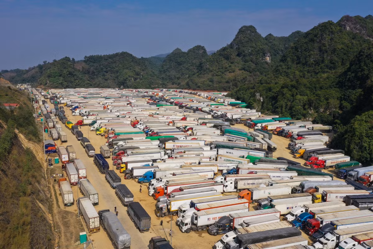 Tính đến sáng 18/12 tại khu phi thuế quan cách cửa khẩu Tân Thanh (Lạng Sơn) chừng 10 km, hơn 1.000 xe container đã nằm im chờ đợi suốt nửa tháng. Phần lớn mặt hàng trên xe là nông sản từ các tỉnh Đồng Tháp, Phan Thiết, Tiền Giang... chuẩn bị xuất khẩu sang Trung Quốc.