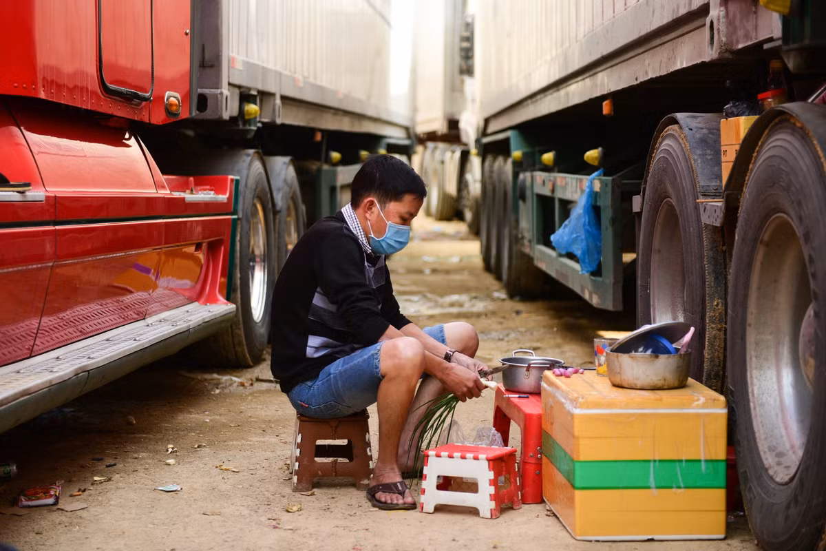 Người tài xế này chạy xe từ Phan Thiết ra tới Lạng Sơn. Ông chủ động mang theo thức ăn, bếp nấu vì có thể bảo quản thực phẩm trên khoang lạnh của xe. Tuy nhiên, đến hôm nay, số đồ ăn ông mang theo cũng đã hết.