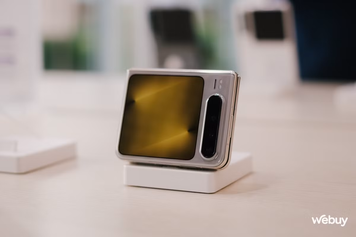 Màn hình phụ của Pura X có kích thước 3,5 inch, cũng sử dụng tấm nền LTPO2 AMOLED, độ phân giải 980 x 980 và có tần số quét 120Hz. Màn hình này là tỷ lệ vuông hoàn toàn và không bị khiếm khuyết ở bất cứ khu vực nào. Tuy nhiên, không phải ứng dụng nào cũng có thể sử dụng được ở giao diện màn hình phụ này.