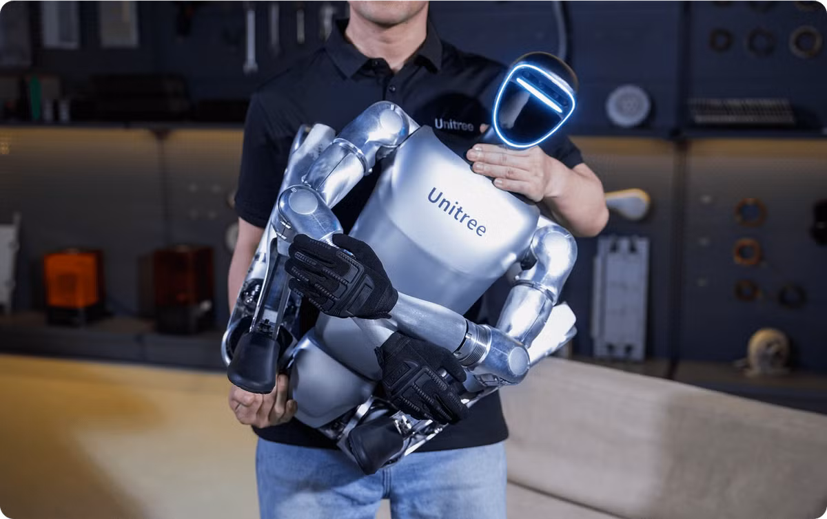 Phần đầu của video cho thấy cảnh robot Unitree chiến đấu với một đối thủ là con người. G1 trong cuộc chiến này có vẻ chậm chạp hơn đối thủ là con người nhưng có thể phục hồi nhanh chóng khi bị đánh xuống đất.
