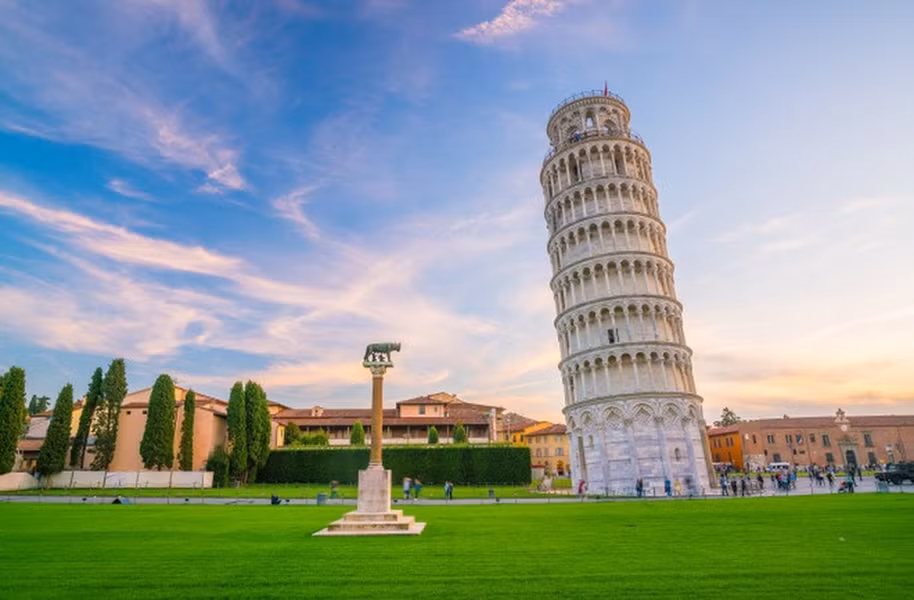 Các chuyên gia đã bắt tay vào tìm hiểu "lịch sử" tháp nghiêng Pisa nhằm giải mã bí mật này. Theo họ, khi các công nhân thi công tầng thứ ba của tháp nghiêng Pisa, công trình đã bắt đầu nghiêng 0,2 độ về phía bắc vì được xây dựng trên nền bùn, cát và đất sét.
