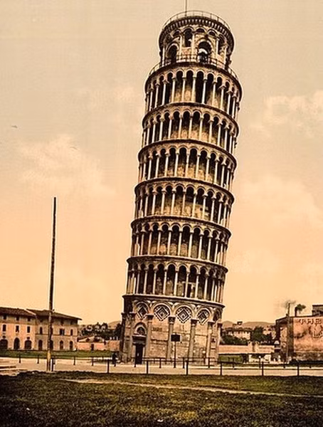 Chiều cao của tháp nghiêng Pisa có sự dao động do độ nghiêng luôn thay đổi. Tính đến những năm 1990, độ nghiêng của công trình này đã lên tới 5,5 độ. Nhiều người cho rằng, với độ nghiêng như vậy cộng thêm việc Pisa thường trải qua các trận động đất lớn, tháp nghiêng Pisa sẽ sớm sụp đổ hoặc chịu ảnh hưởng nặng từ những cơn địa chấn.