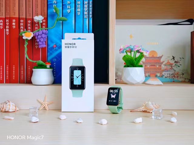  HONOR Band 10 ra mắt, đánh dấu sự trở lại ấn tượng của HONOR trên thị trường thiết bị đeo thông minh. Không chỉ là một vòng đeo tay thể thao, HONOR Band 10 còn hội tụ đầy đủ những tính năng vượt trội cùng thiết kế tinh tế, đáp ứng nhu cầu của người dùng hiện đại về sức khỏe và phong cách.