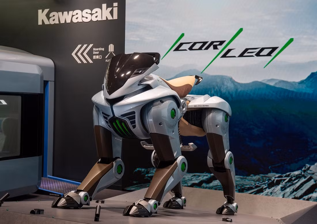 Tại Expo 2025 ở Osaka (Nhật Bản), Kawasaki đã gây bất ngờ khi trình làng Corleo, một mẫu xe máy mang hình dáng một chú chó robot. Lấy cảm hứng từ ý tưởng tạo ra một phương tiện di chuyển khác biệt, Kawasaki Corleo mang đến trải nghiệm như đang cưỡi một chú chó khổng lồ, hoàn toàn nằm trong tầm kiểm soát của người lái.