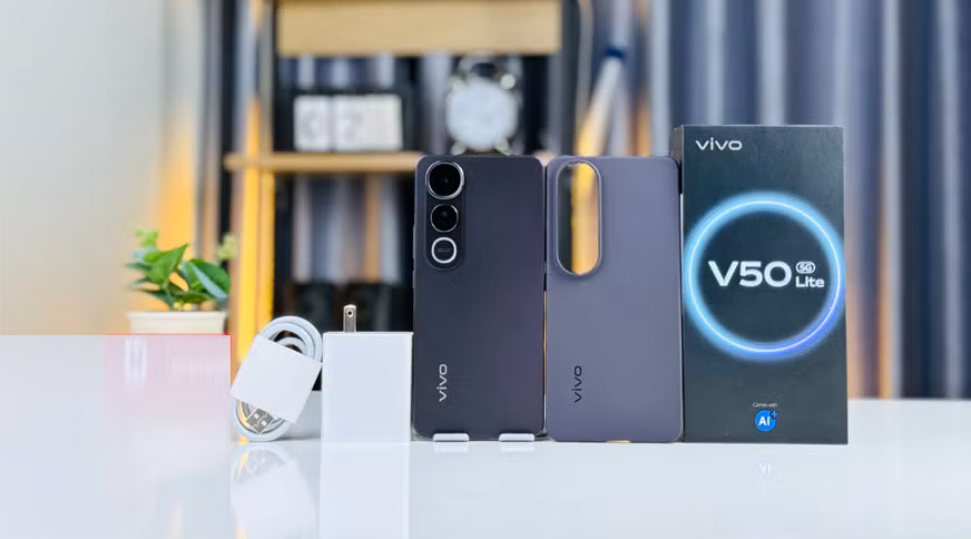 Vivo vẫn rất tâm lý khi trang bị đầy đủ phụ kiện bên trong hộp máy. Người dùng sẽ không phải mất tiền mua thêm củ sạc, mất công đi tìm kiếm ốp lưng cho sản phẩm chỉ vừa mới ra mắt. Hộp máy tông màu đen truyền thống, vẫn làm nổi bật Vòng sáng Aura - điểm đặc trưng của dòng vivo V series. Đặc biệt, lần này trên hộp máy đã có cụm “Come with AI” nhằm nhấn mạnh về các tính năng trí tuệ nhân tạo được tích hợp trong máy.