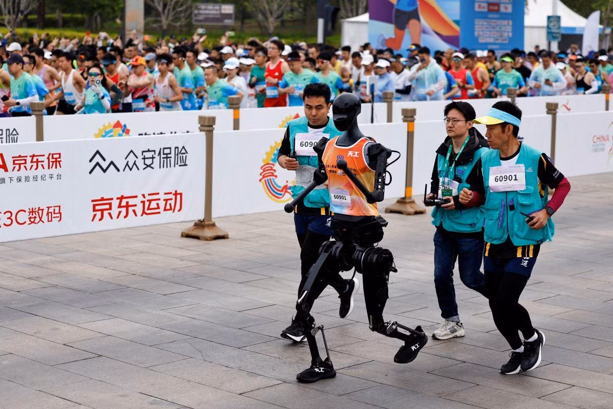 Duy nhất chỉ có Tien Kung Ultra là sử dụng một robot xuyên suốt từ đầu đến cuối cuộc đua và được đổi pin 3 lần. Robot được phát triển bởi Trung tâm Đổi mới Robot Hình người Bắc Kinh, viện nghiên cứu còn được gọi là X-Humanoid, được thành lập bởi công ty robot UBTech, nhà sản xuất điện tử và xe điện Xiaomi và chính quyền Bắc Kinh.