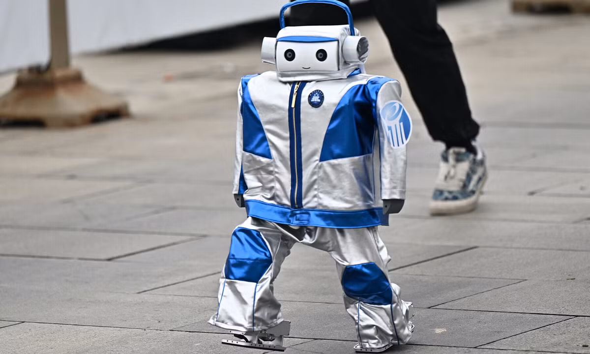 Đây là chú robot hình người có chiều cao khiêm tốn nhất trong cuộc đua, sở hữu chiều cao chỉ 74 cm. Robot này mặc một bộ quần áo như trong các bộ phim viễn tưởng.