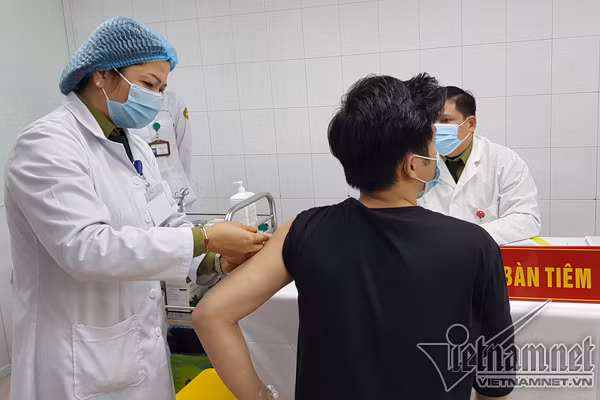 Tac dung phu vac xin COVID-19 Nanocovax thap hon Pfizer, Moderna