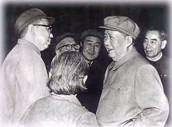 6. Trong thời kỳ gian khổ nhất của kháng chiến chống Nhật năm 1938, Hoa Quốc Phong 17 tuổi bấp chất nguy hiểm đã tham gia quân du kích kháng Nhật. Tháng 10 cùng năm, ông gia nhập Đảng Cộng Sản Trung Quốc.