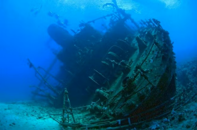 2. SS Thistlegorm, Biển Đỏ: SS Thistlegorm là một chiếc tàu chở hàng của hải quân Anh bị chìm do trúng hai quả bom ở Vịnh Suez, biển Đỏ vào năm 1941 khi đang vận chuyển vũ khí tới cảng Alexandria. Các hàng hóa gồm thiết bị vô tuyến, xe máy, xe jeep, xe tải, súng trường và các bộ phận của máy bay. Thistlegorm được phát hiện năm 1956 ở độ sâu 30m và hiện nay là một trong những địa danh du lịch biển nổi tiếng thế giới.