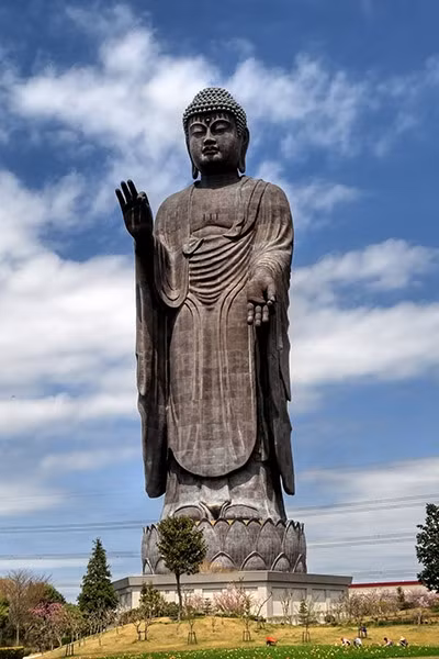 Đây là tượng Ushiku Daibatsu ở Nhật Bản. Bức tượng mô tả Phật A Di Đà đang làm ấn giáo hóa, sẵn sàng cứu giúp chúng sinh đang trong bể khổ.