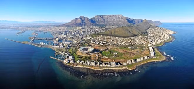 1. Cape Town (Nam Phi): Với 8.43 điểm, Cape Town giành vị trí đầu bảng trong danh sách của Agoda. Các khách sạn của thành phố đạt điểm cao nhờ dịch vụ và tiện ích của phòng nghỉ. Phần lớn các khách sạn được đánh giá cao đều có giá hợp lí.