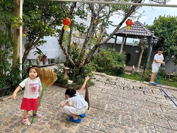 3 con của Vy Oanh tích cực phụ giúp cha mẹ tưới cây, dọn dẹp nhà cửa, chăm sóc khu vườn. Cặp đôi nhận được nhiều phản hồi tích cực trong việc giáo dục các con tự lập ngay từ nhỏ.