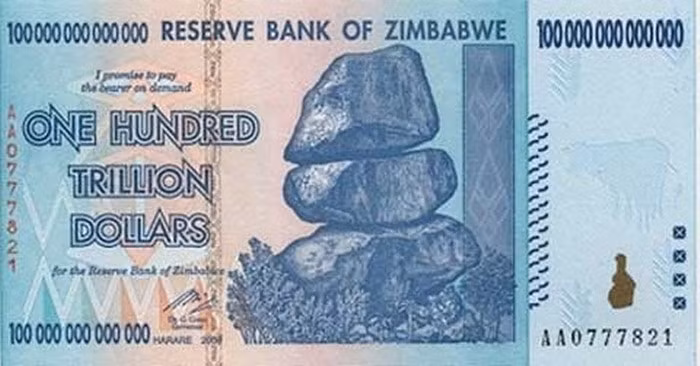 Chỉ vài tháng sau khi được phát hành, tờ tiền mệnh giá 100.000 tỷ đô la của Zimbabwe mất giá chóng mặt và không còn đủ mua nổi một ổ bánh mỳ trước khi bị khai tử khi chính phủ tuyên bố xóa bỏ 12 chữ số 0 trên đồng đô la Zimbabwe.