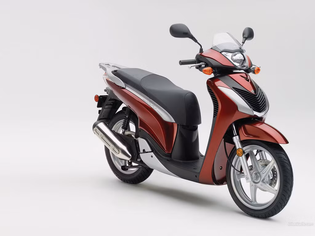 Dòng xe tay ga đắt tiền nhất của Honda là SH được thiết kế với phong cách hầm hố, động cơ khỏe, phù hợp với những người có vóc dáng cao to. Đúng như tên gọi, "SH" có thể hiểu là "Super Honda" hoặc "Super High class" đều có nghĩa là siêu đẳng cấp.