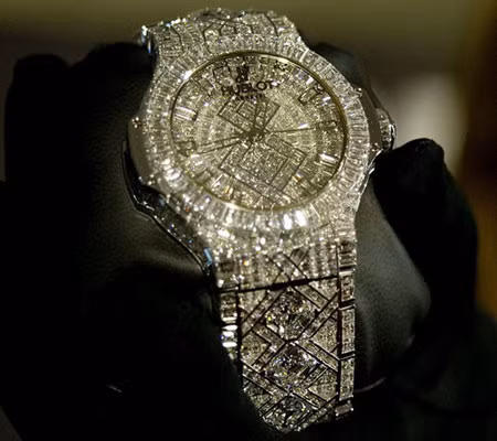 Hãng đồng hồ Thụy Sĩ Hublot chế tác chiếc đồng hồ nam đắt nhất thế giới trị giá 5 triệu USD, làm hoàn toàn bằng vàng trắng. Đặc biệt, trên mặt trước đồng hồ đính 1.292 viên kim cương.