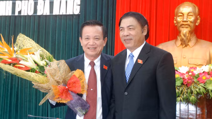 Ông Trần Thọ (trái) lúc được bầu giữ chức Chủ tịch HĐND TP Đà Nẵng.