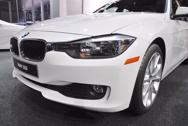 BMW cũng sẽ cung cấp tùy chọn hệ thống truyền động 4 bánh xDrive cho 320i, đi kèm với hộp số tự động 8 cấp, chiếc 320i xDrive cho hiệu suất tiêu thụ nhiên liệu tương ứng trong thành phố và trên đường cao tốc là 10,7 lít/100 km và 7,1 lít/100 km.