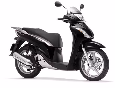 Ở phân khúc xe tay xe hạng sang, "át chủ bài" của hãng Honda chính là dòng xe SH đẳng cấp với kiểu dáng hầm hố và sành điệu. Nếu như SH ngoại có giá trên 100 triệu đồng (dành cho phiên bản 125cc, 150cc và 175cc) thì SH nội chỉ có giá bằng phân nửa, ở mức 60-80 triệu đồng/chiếc. Dòng xe SH Mode mà Honda mới tung ra thị trường mới đây cũng có giá phải chăng ở 50 triệu đồng/chiếc.
