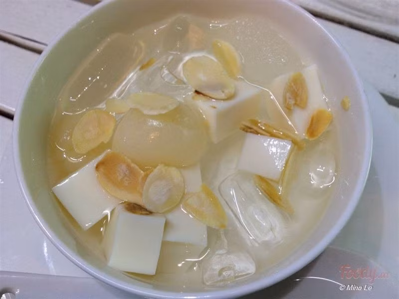 Chè Sài Gòn đã ra đất Bắc từ lâu nhưng gần đây, món chè khúc bạch dường như được thực khách Bắc ưa chuộng hơn, tạo nên "cơn sốt" trong giới trẻ.