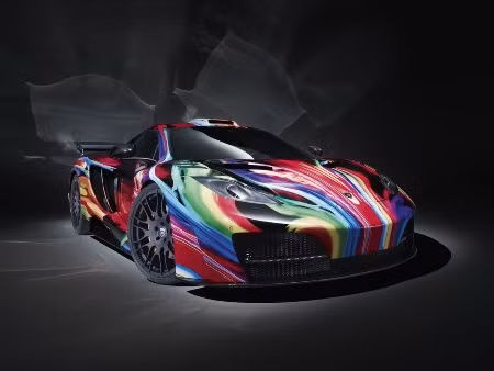 Tại Triển lãm ô tô Geneva, nhà độ xe ở Đức đã cho ra mắt chiếc McLaren MP4-12C "memoR" mang bảy sắc cầu vồng, rất rực rỡ.