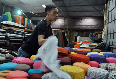 Ngoài Đồng Xuân, chợ Ninh Hiệp (ở làng Nành, huyện Gia Lâm, Hà Nội) được biết đến là chợ cổ nhất Việt Nam với gần 1.000 năm tuổi. Nhưng những năm gần đây, chợ Ninh hiệp nổi tiếng sầm uất với mặt hàng vải, quần áo may sẵn của Trung Quốc với giá không thể rẻ hơn.