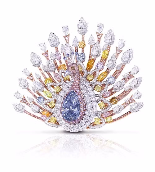 Chiếc trâm hình công của Hãng kim hoàn Graff Diamonds (Anh) được nạm 120,81 carat kim cương có giá 100 triệu USD. Chính giữa là viêm kim cương xanh nước biển nặng 20,02 carat, xung quanh là hàng nghìn viên kim cương màu hồng, vàng, cam thậm chí cả xanh lá cây.