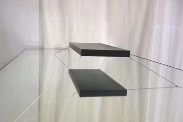 Chiếc giường lơ lửng cách mặt đất khoảng 40 cm và có thể chịu trọng lượng hơn 800kg. Ngoài ra ở 4 góc giường còn có dây cáp mỏng giúp neo giữ chiếc giường.