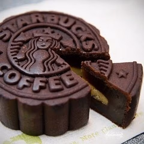 Hãng cà phê nổi tiếng thế giới Starbucks cũng cho ra mắt chiếc bánh trung thu vị cà phê.
