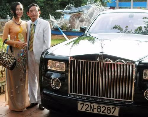 Đại gia Lê Ân, ông chủ Khu du lịch Chí Linh (ở Bà Rịa - Vũng Tàu) vừa tiết lộ, ông đang nhờ bạn bè các nước tìm cách liên lạc với hãng sản xuất giường Savoir Beds (Anh) để đặt mua chiếc giường Royal Bed (giường Hoàng gia) sau khi có thông tin một đại gia Trung Quốc đã sở hữu chiếc giường quý tộc này.