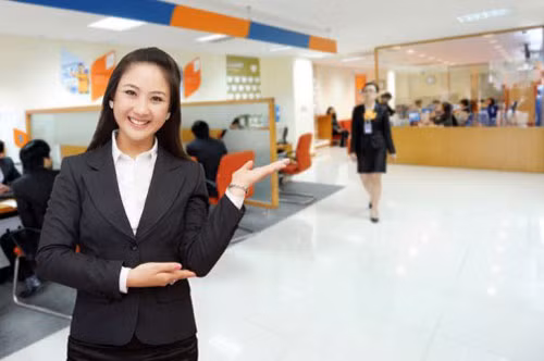 Không chỉ có ngoại hình đẹp, muốn vào làm việc trong một số ngân hàng, các ứng viên phải đạt tiêu chí về chiều cao. Ảnh: Internet.