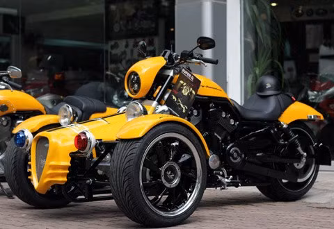 Harley Davidson Night Rod Trike bike được xem là xế độ 3 bánh độc đáo với bộ kit 2 bánh trước được nhập về từ hãng độ xe Q-TEC (Bỉ).