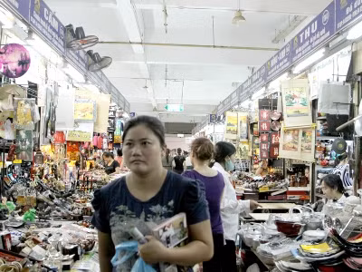 Trong chợ, hàng hóa được phân thành từng khu vực chuyên biệt rõ ràng với những gian hàng đầy ắp các loại hàng hóa từ quần áo, giày dép, túi xách, đồ gia dụng, đồ điện tử điện lanh... cho tới nông sản bán tràn lan trong và ngoài chợ.