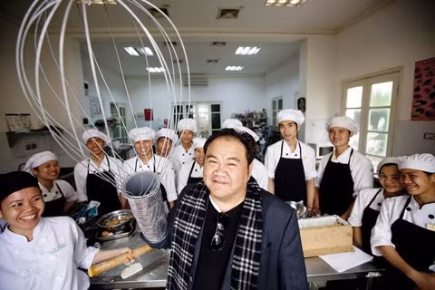 Jimmy Pham và các học viên của KOTO. Ảnh: Internet