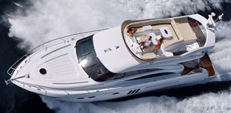 Ông Tăng Thành Trung, Giám đốc Việt Nam Yacht là người sở hữu chiếc du thuyền Diamond Island - hiệu Princess 58 của Anh Quốc. Chiếc du thuyền này có máy lọc nước ngọt từ nước biển, cùng nhiều phòng ngủ, nghỉ sang trọng và hệ thống trang thiết bị kỹ thuật cao cấp có thể chịu được bão.